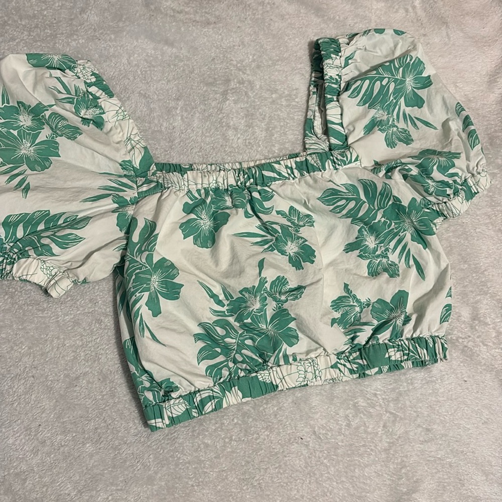 American Eagle Women’s Green puffy sleeve bubble top
